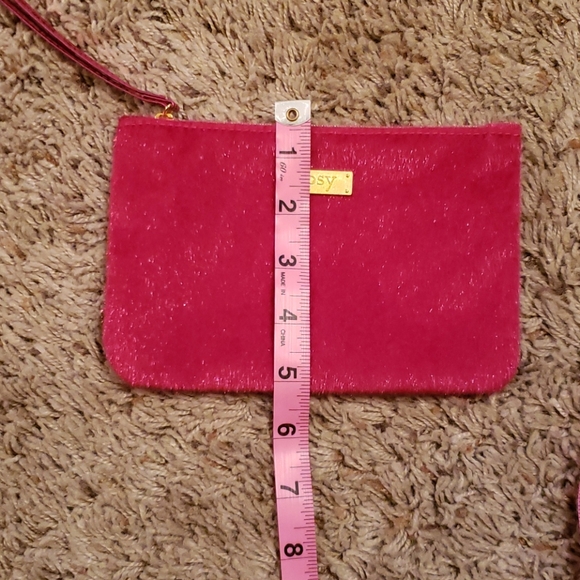 NWOT Ipsy Pink Fuzzy Makeup Bag - Picture 8 of 8